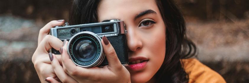 Frau, Die Schwarze Kamera Hält